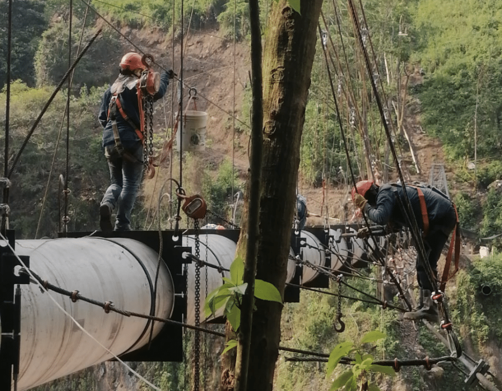 Trabajadores en tuberías altas